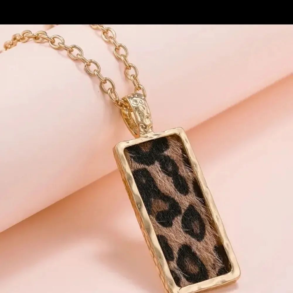 Leopard Rectangle Necklace - Picture 3 of 5